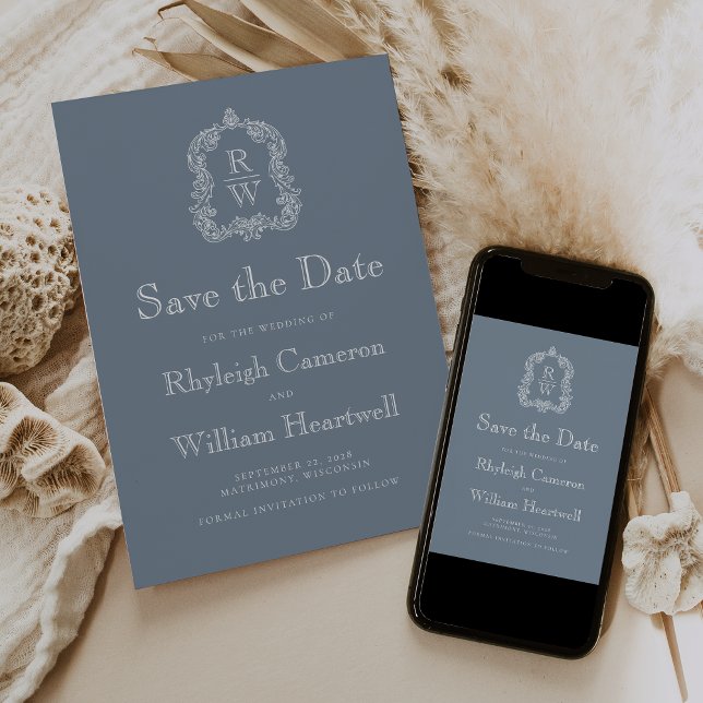 Klassisches Dusty Blue Monogram Wappen Script Save The Date (Von Creator hochgeladen)