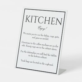 Klassisches, einfaches White Kitchen Counter Unter Sockelschild