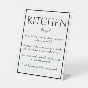 Klassisches, einfaches White Kitchen Counter Unter Sockelschild