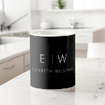Klassisches Elegant Moderner Minimalistischer Mono Kaffeetasse<br><div class="desc">Erhöhen Sie Ihre Morgenroutine mit unserer Black and White Modern Minimalistisch Monogram Name Coffee Tasse. Diese elegante und stilvolle Tasse bringt eine Touch zeitgenössischer Eleganz in Ihr tägliches Kaffeemitual. Mit einem minimalistischen Design in klassischem Schwarz und Weiß, das in der Küche oder im Büro eine vielseitige Ergänzung darstellt. Das herausragende...</div>