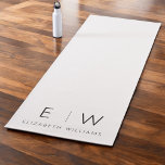 Klassisches Elegant Moderner Minimalistischer Mono Yogamatte<br><div class="desc">Erhöhen Sie Ihre Yogapraxis mit unserer klassischen Elegant Moderne Minimalistische Monogram Yoga Mat. Diese sorgfältig entworfene Matte verbindet zeitlose Eleganz mit zeitgemäßem Minimalismus und schafft so einen ruhigen Raum für Geist und Körper. Diese Yogamat, die mit Präzision und Liebe zum Detail gestaltet wurde, ist mehr als nur ein praktisches Accessoire;...</div>