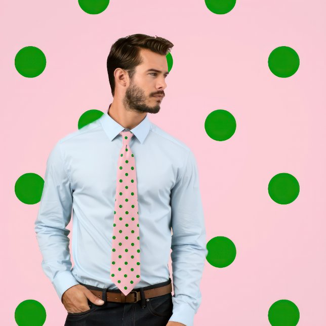 Klassisches Green Polka Dot Pattern auf rosa Krawa Krawatte (Man wears a necktie with a green polka dot pattern on pink.)