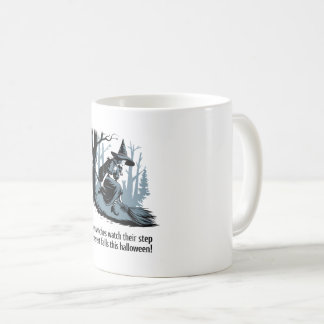 klassisches Halloween-Sicherheitsdesign mit Hexe Kaffeetasse