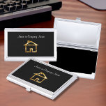Klassisches Häusersymbol Visitenkarten Etui<br><div class="desc">Klassische Visitenkarte mit einem Häusensymbol auf einem goldenen und schwarzen Emblem,  das eine Touch Klasse hinzufügt. Entwickelt für Realtor,  Zuhause-Builder,  Reinigungsdienst oder Gutachter.</div>