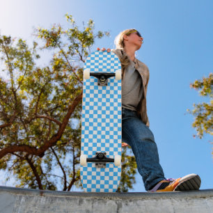 Klassisches hellblaues Karo Skateboard