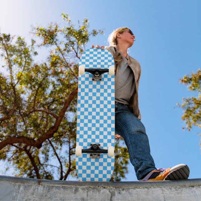 Klassisches hellblaues Karo  Skateboard (Außenbereich 1)