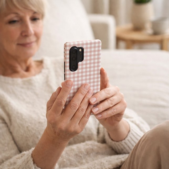 Klassisches hellrosa Gingham-Karomuster Samsung Galaxy Hülle (A phone case with a pink and white gingham plaid pattern.)