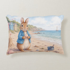 Klassisches Kaninchen an einem Sandstrand Dekokissen