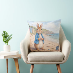 Klassisches Kaninchen an einem Sandstrand Kissen