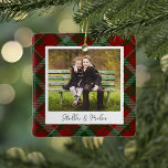 Klassisches Kariertes zweiseitiges Personalisierte Keramikornament<br><div class="desc">Ein hübsches,  zweiseitiges Foto,  das auf beiden Seiten ein beliebtes Foto auf festlichem kariertem Hintergrund in Rot und Grün zeigt. Personalisieren Sie das Jahr mit einer benutzerdefinierten Beschriftung auf der Vorderseite in handgeschriebener Schrift,  und fügen Sie das Jahr auf die Rückseite.</div>