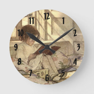 Klassisches Kind beim Lesen eines Buches, Jessie W Runde Wanduhr