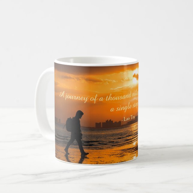 Klassisches Lao Tzu-Reise-Zitat Kaffeetasse (Vorderseite Links)