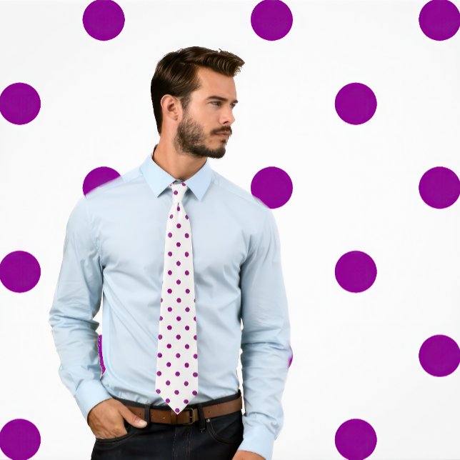 Klassisches Lila Polka Dot Muster auf weißer Krawa Krawatte (Man wears a Classic Purple Polka Dot Pattern on White Tie
)