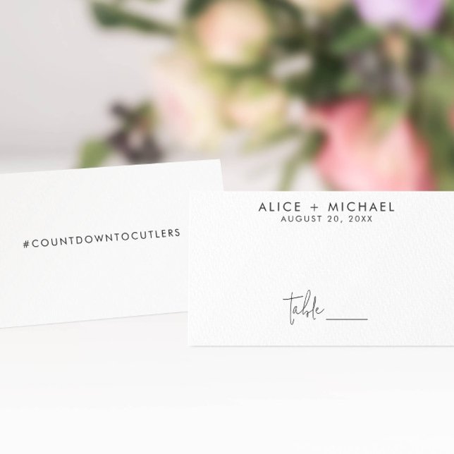Klassisches Minimalistisch Schwarz und Weiß Platzkarte (Personalize this table card with your wedding hashtag or other message on the back.)