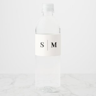 Klassisches Monogramm Elegantes Weiß Hochzeit Wasserflaschenetikett