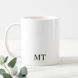 Klassisches Personalisiertes Monogramm Kaffeetasse<br><div class="desc">Personalisierte Monogram Geschenke mit personalisierten 2 Buchstaben Initial Monogramm im Schwarz Klassik Serif Schriftart Stil. Perfekt als Urlaubsgeschenke,  Vatertagsgeschenke für Papa,  Trauzeugen Geschenke und mehr.</div>