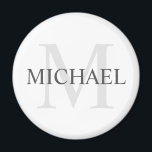 Klassisches Personalisiertes Monogramm und Name Magnet<br><div class="desc">Personalisierte Monogram und Name Gift zeigen personalisierte Namen in Grau und Monogramm in hellgrau als Hintergrund,  im klassischen Serif Schriftart Stil,  auf weißem Hintergrund. Perfekt als Feriengeschenk,  Familienfavoriten,  Dankeschön für Trauzeugen und Geschenk für alle besondere Anlässe.</div>