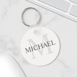 Klassisches Personalisiertes Monogramm und Name Schlüsselanhänger<br><div class="desc">Personalisierte Monogram und Name Gift zeigen personalisierte Namen in Grau und Monogramm in hellgrau als Hintergrund,  im klassischen Serif Schriftart Stil,  auf weißem Hintergrund. Perfekt als Feriengeschenk,  Familienfavoriten,  Dankeschön für Trauzeugen und Geschenk für alle besondere Anlässe.</div>