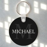 Klassisches Personalisiertes Monogramm und Name Schlüsselanhänger<br><div class="desc">Personalisierte Monogramm- und Namensgeschenke mit personalisierten Namen in Weiß und Monogramm in Grau als Hintergrund,  im klassischen Serif-Schriftart,  auf schwarzem Hintergrund. Perfekt als Feriengeschenk,  Familienfavoriten,  Dankeschön für Trauzeugen und Geschenk für alle besondere Anlässe.</div>
