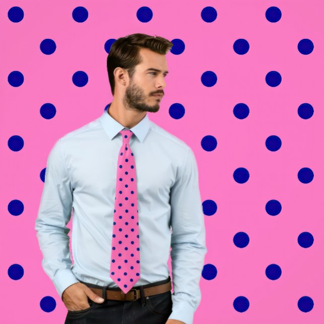 Klassisches Polka-Dots-Muster auf Hot Pink Krawatte (Man wears a necktie with a classic pattern of navy blue polka dots on a hot pink background.)