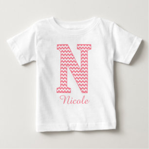 Klassisches Preppy rosa Zickzack Buchstabe- Baby T-shirt