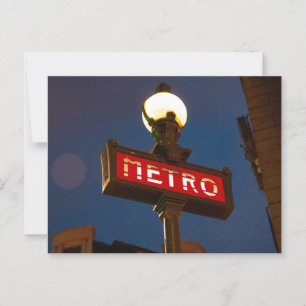 Klassisches Red Metro-Schild mit Street Lamp in Pa Postkarte