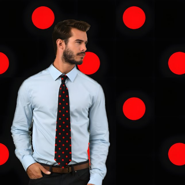 Klassisches Red Polka Dot Pattern auf schwarzer Kr Krawatte (Man wears a Classic Red Polka Dot Pattern on Black Tie. Background matches tie pattern.)