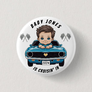 Klassisches Rennwagen-Baby-Junge beim Cruisen in d Button