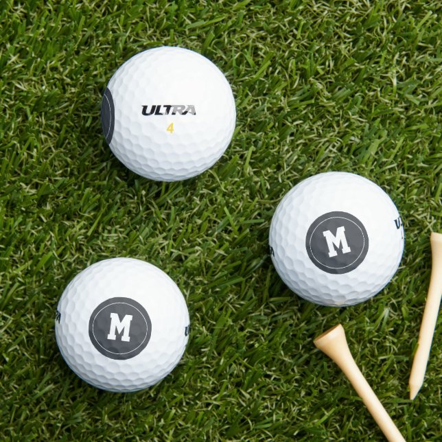 Klassisches Schiefergrau personalisiertes Monogram Golfball (Insitu Gras)
