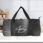 Klassisches schwarz gebürstetes Metal, grau, weiß Duffle Bag<br><div class="desc">Diese personalisierte Duffeltasche ist mit einem Monogramm und einem Vornamen in modernem grauem und weißem Schrift auf einem eleganten,  schwarzen Imitat mit gebürstetem Metallhintergrund versehen.</div>