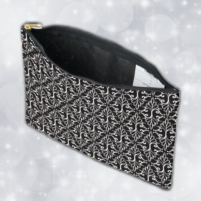 Klassisches Schwarz-Weiß-Damaskus-Design mit Rolle Zubehörtasche (Classy damask pattern in black and white with fancy white scrolls on cosmetic or toiletry bag.)