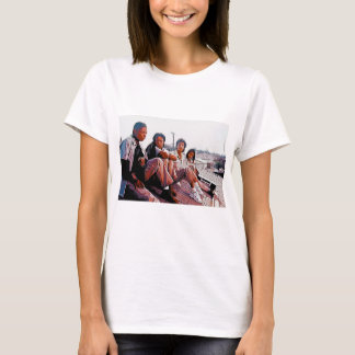 Klassisches Schwarz-Weiß-Film-inspiriertes Kunstwe T-Shirt