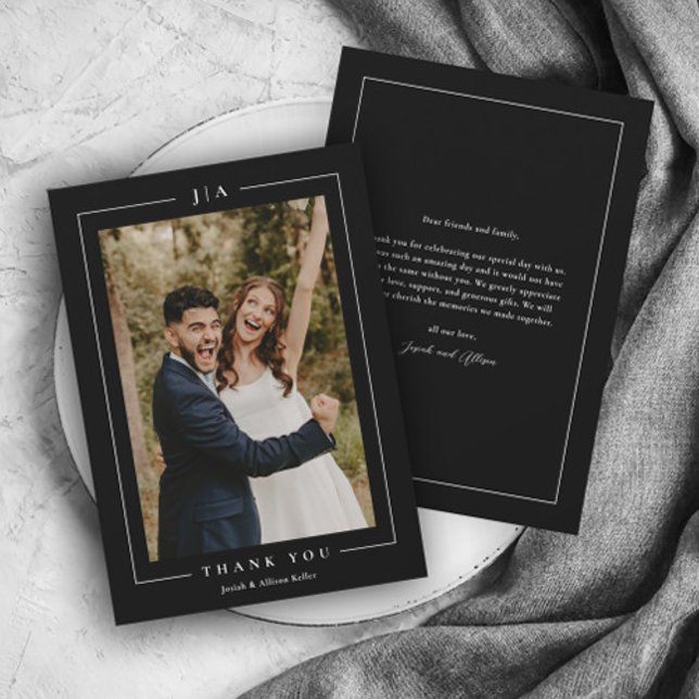 Klassisches Schwarz-Weiß-HochzeitsFoto Dankeskarte (Elegant black and white wedding photo thank you card with monogram and simple typography.)