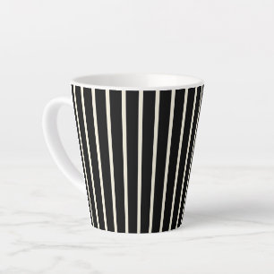 Klassisches Schwarz-Weiß-Muster mit vertikalen Str Milchtasse
