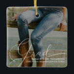 Klassisches Skript-Foto Moderne Coole Graduierungs Keramikornament<br><div class="desc">Mit unserem Classic Script Foto Modern Cool Graduation Party Keramik Ornament erleben Sie die Erinnerungen und feiern die Errungenschaften Ihres Lieblings-Absolventen. Dieser personalisierte Sake ist der perfekte Weg, um ihrer Uni oder ihrem Abschluss in der Oberstufe zu gedenken und den Meilenstein für die nächsten Jahre zu schätzen. Dieses mit ihrem...</div>