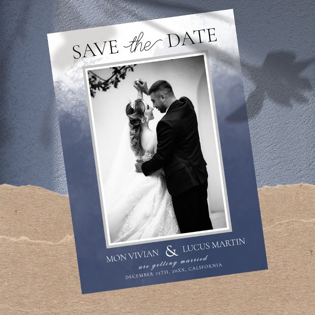Klassisches Smokey Navy Blue Foto Save the Date Einladung (Von Creator hochgeladen)