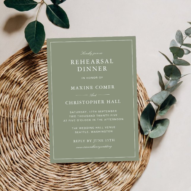 Klassisches Staubgrünes Skript-Probeessen Einladung (Classic dusty green rehearsal dinner invitations set a warm tone for a memorable gathering.)
