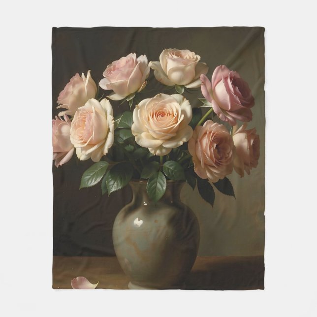 Klassisches Stillleben mit Blush-Rosenstrauß Fleecedecke (Vorderseite)