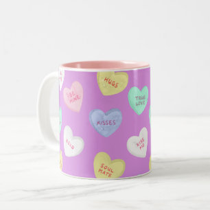Klassisches Valentinisches Candy Hearts auf Lila Zweifarbige Tasse