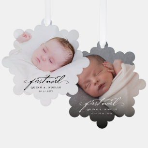 Klassisches Vintages Black Script Baby First Weihn Ornament Karte