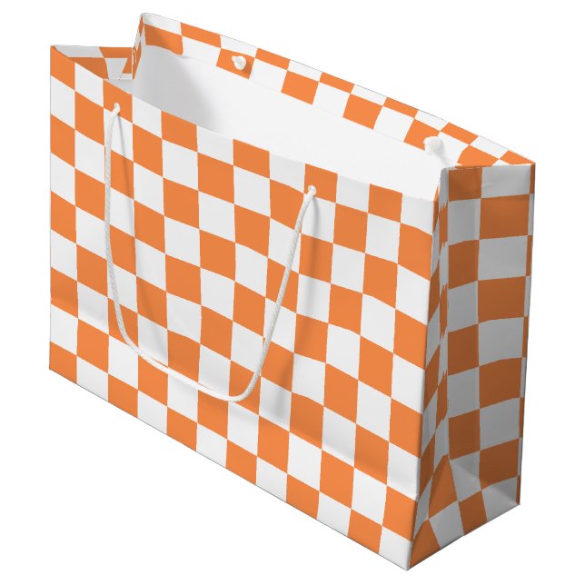 Klassisches visuelles oranges Schachbrett Große Geschenktüte (Vorderseite Schrägansicht)