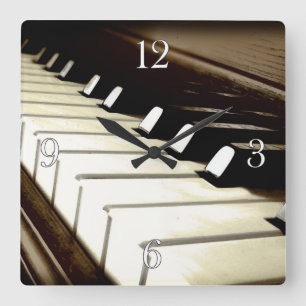 Klavier befestigt die Wanduhr des Musikfreunds