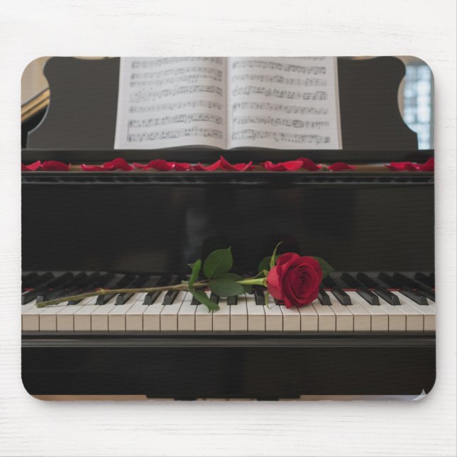 Klavier mit roter Rose und Rosenblättern Mousepad (Vorne)
