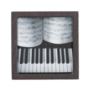Klavier-Schlüssel und Musikbuch Kiste
