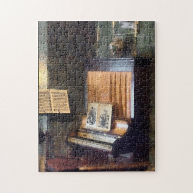 Klavier und Noten auf Stand Puzzle (Vertikal)