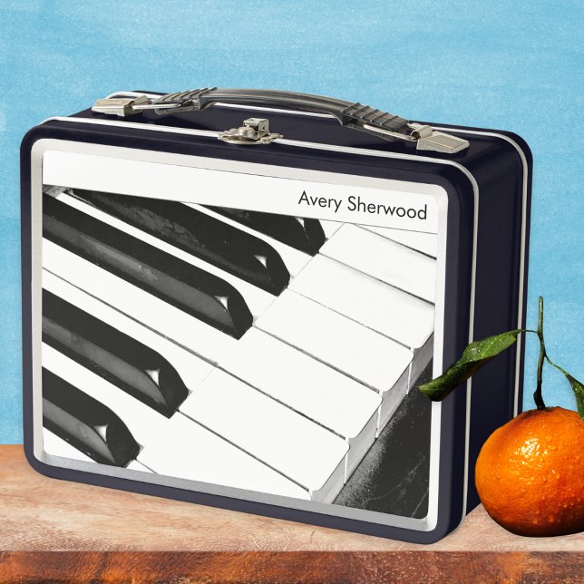 Klaviertastatur Personalisierte Musikerin Metall Brotdose (A stylish lunch box with piano keyboard photo. Personalize with your name or initials. An ideal gift)