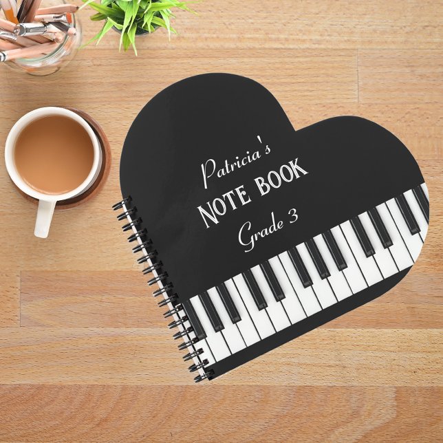 Klaviertastatur und anpassbarer Text schwarz und w Notizbuch (Piano keyboard on black background with customizable script heart-shaped notebook
)