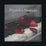 Klaviertasten mit einer Rote Rose Hochzeit Magnet<br><div class="desc">Künstlerisch aussehendes Foto eines alten Klaviers, das sich auf die alten gelblichen Tasten konzentriert, mit einer verblassten rote Rose, die auf den Tasten sitzt, und ein paar lose Blätter, über die verstreut. Dieses Bild hat eine etwas melancholische und sentimentale Stimmung mit ein wenig nostalgischem Gefühl. Passen Sie mit dem Namen...</div>