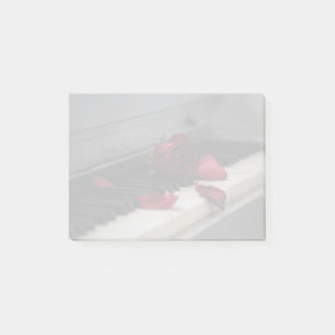 Klaviertasten mit Rote Rose Post-it Klebezettel