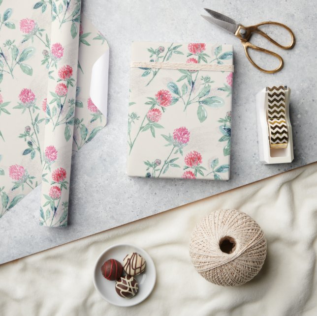 Klee, Kleeblatt auf Beige. Geschenkpapier (Kunsthandwerk)